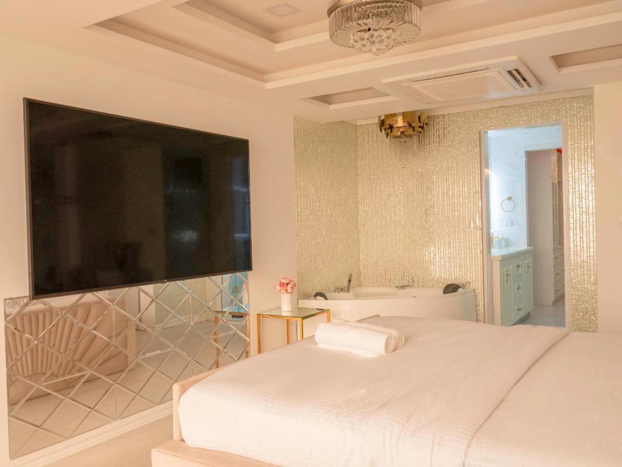 Beachfront Seaview Apartment Мале Екстер'єр фото
